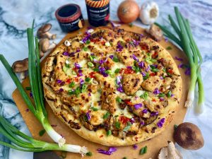 SERIOUS FOODIE CHINESE BBQ CHICKEN AND MUSHROOM PIZZA WITH VIETNAMESE CHILI HOT SAUCE KICK